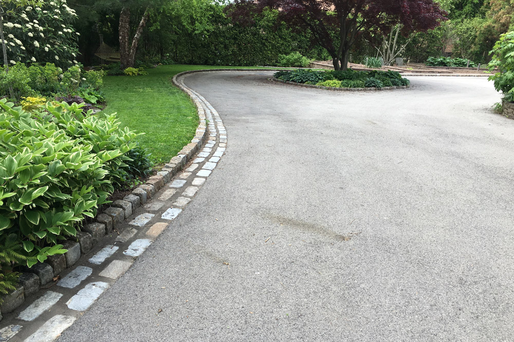 Cobble Stone Driveway Edging