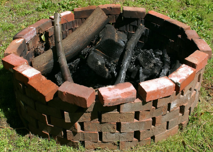  DIY Fire Pit Using Easy Brick Stacking