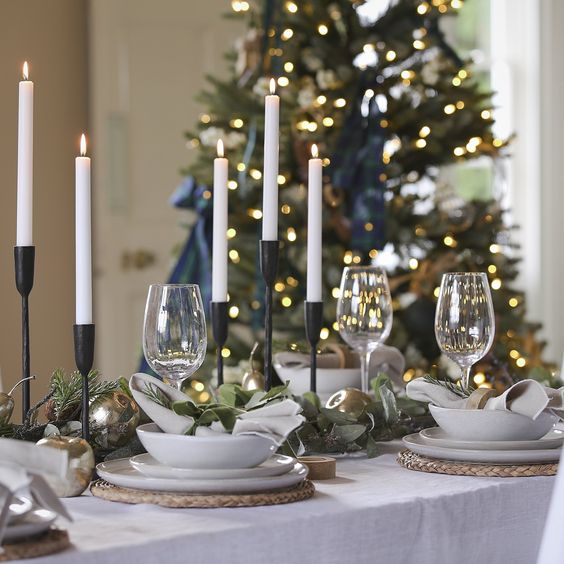Minimalistic Christmas Dining Table Decor