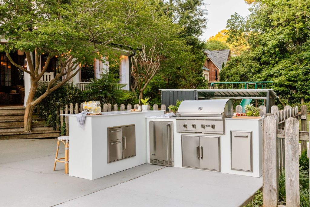 The Screened Porch Outdoor Kitchen Bar