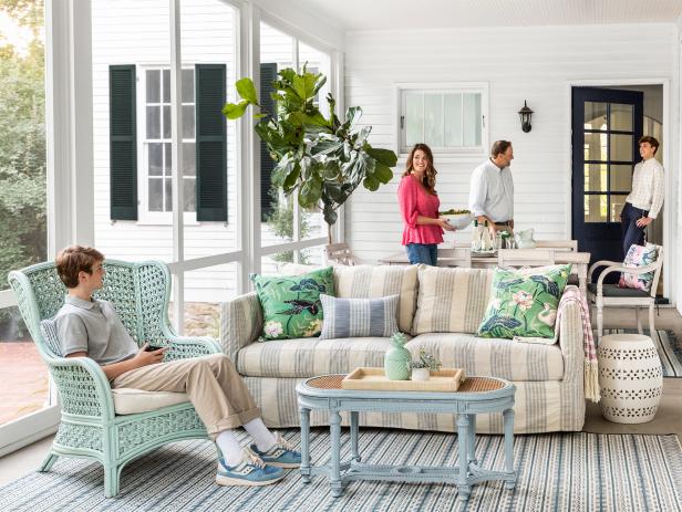 Use Soft Shades and Give Coziness to The Screened-In Porch